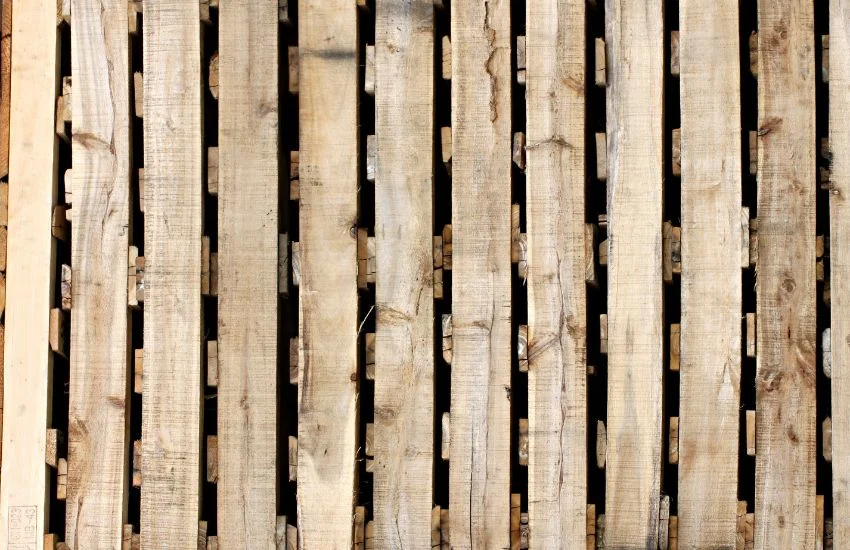 Palet de madera con signos de desgaste, ideal para ilustrar riesgos de plagas en logística y almacenamiento.