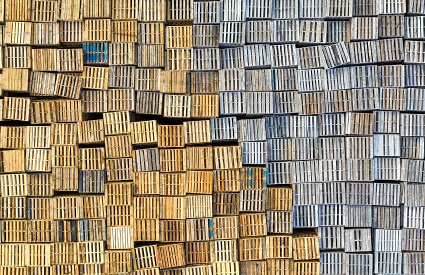 Gran pila de palets europeos certificados de madera clasificados por tonos