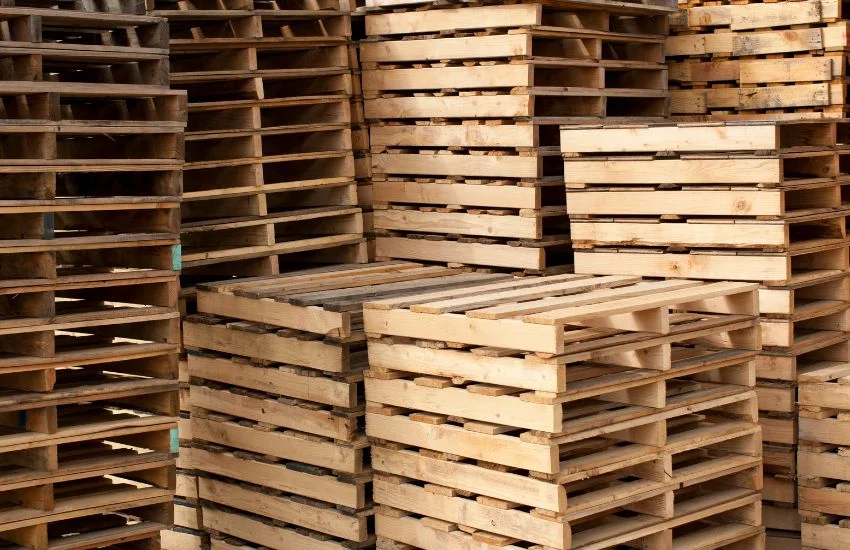 Palets de madera apilados correctamente para prolongar la vida útil de tus palets